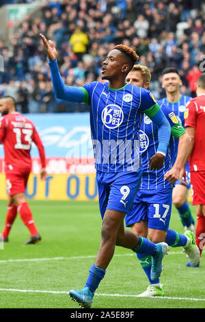 Wigan, Großbritannien. Okt, 2019 20. Jamal Lowe (9) von Wigan Athletic feiert, nachdem er ein Ziel machen es 1-0 während der Sky Bet Championship Match zwischen Wigan Athletic und Nottingham Forest bei der DW Stadium, Wigan am Sonntag, den 20. Oktober 2019. (Credit: Jon Hobley | MI Nachrichten) das Fotografieren dürfen nur für Zeitung und/oder Zeitschrift redaktionelle Zwecke verwendet werden, eine Lizenz für die gewerbliche Nutzung Kreditkarte erforderlich: MI Nachrichten & Sport/Alamy leben Nachrichten Stockfoto