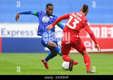 Wigan, Großbritannien. Okt, 2019 20. Cheyenne Dunkley (22.) Wigan Athletic packt John Bostock (13) von Nottingham Forest während der Sky Bet Championship Match zwischen Wigan Athletic und Nottingham Forest bei der DW Stadium, Wigan am Sonntag, den 20. Oktober 2019. (Credit: Jon Hobley | MI Nachrichten) das Fotografieren dürfen nur für Zeitung und/oder Zeitschrift redaktionelle Zwecke verwendet werden, eine Lizenz für die gewerbliche Nutzung Kreditkarte erforderlich: MI Nachrichten & Sport/Alamy leben Nachrichten Stockfoto