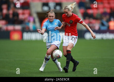 Von Manchester United Millie Turner (rechts) und Manchester City Georgien Stanway Kampf um den Ball während der Frauen Continental Cup Gruppe C Spiel bei Leigh Sports Village. Stockfoto