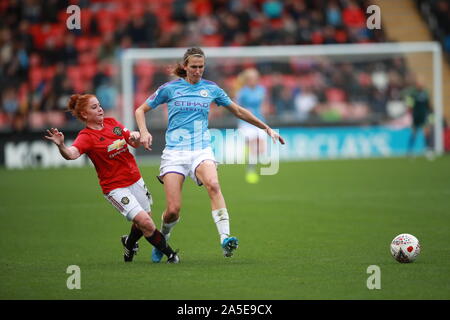 Martha Harris von Manchester United und Jill Scott von Manchester City kämpfen beim Women's Continental League Cup Group C-Spiel im Leigh Sports Village um den Ball. Stockfoto