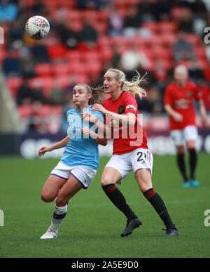 Von Manchester United Millie Turner (rechts) und Manchester City Georgien Stanway Kampf um den Ball während der Frauen Continental Cup Gruppe C Spiel bei Leigh Sports Village. Stockfoto