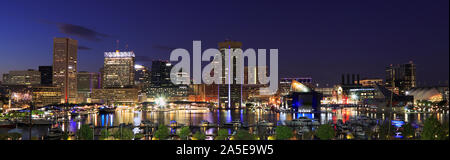 Bunte Baltimore Skyline und den Inneren Hafen bei Dämmerung, USA Stockfoto