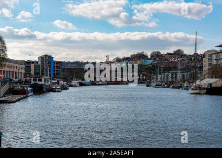 UK, Bristol, April 2019 - Flusslandschaft SS Great Britain und bunten Cottages Stockfoto