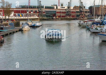 UK, Bristol, April 2019 - Boot mit Haien Gesicht auf ihn entlang der Becken Reisen gemalt. Stockfoto