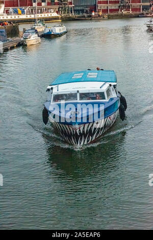 UK, Bristol, April 2019 - Boot mit Haien Gesicht auf ihn entlang der Becken Reisen gemalt. Stockfoto