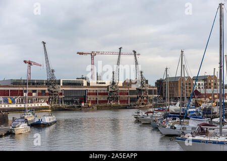 UK, Bristol, April 2019 - Krane und gebaut in der Nähe der Waterfront Stockfoto