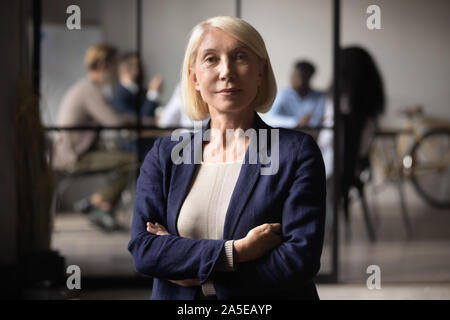Zuversichtlich erfolgreiche reifen alten Geschäftsfrau, Blick in die Kamera im Büro Stockfoto