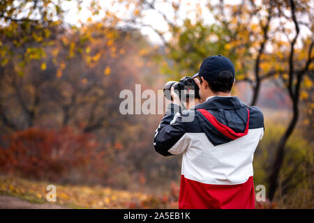 Professionelle Fotografen, die Fotos der Familie im Park im Herbst Stockfoto