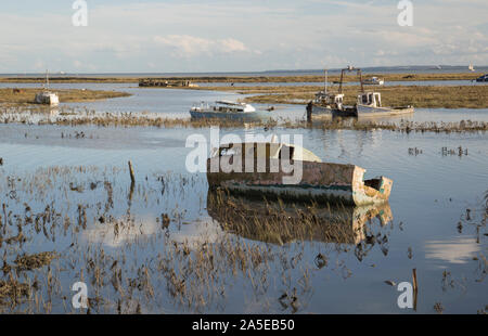 Leigh-on-Sea, Essex, England, Oktober 2019, die Wracks der alten Boote bei Leigh Sümpfe verschlechtert. Stockfoto