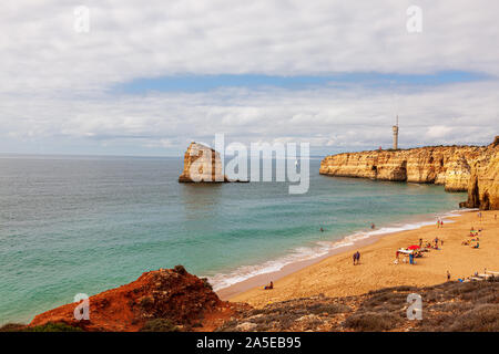 Strand an der Küste der Algarve rock Stapelbildung und Bergspitze Stockfoto