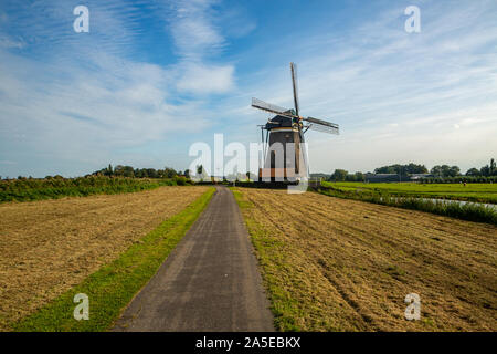Europäische niederländische alte Windmühle Landschaft mit blauer Himmel über Stockfoto
