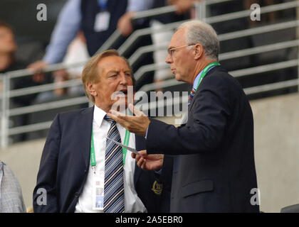 FIFA Stadion Frankfurt Deutschland, 15.06.2005, Fussball: FIFA Confederations Cup Eröffnungsspiel, Deutschland (GER, Weiß) vs Australien (AUS, Gelb) 4:3; Gerhard Mayer-Vorfelder (GER) Präsident des Deutschen Fußball-Bundes (DFB Deutscher Fussball-Bund (links), Franz Beckenbauer, Präsident des Organisationskomitees (OK) der FIFA WM 2006 Stockfoto