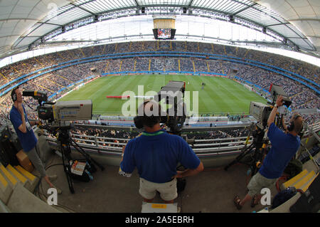 FIFA Stadion Frankfurt Deutschland, 15.06.2005, Fußball: Eröffnungsspiel des FIFA Confederations Cup, Deutschland (GER, weiß) gegen Australien (AUS, gelb) 4:3; Übersicht Arena, Fernsehkameras Stockfoto