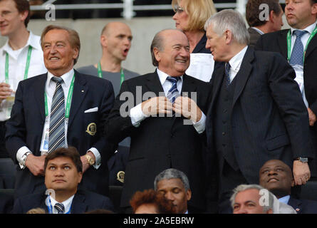 FIFA Stadion Frankfurt Deutschland, 15.06.2005, Fussball: FIFA Confederations Cup Eröffnungsspiel, Deutschland (GER, Weiß) vs Australien (AUS, Gelb) 4:3; Gerhard Mayer-Vorfelder (GER) Präsident des Deutschen Fußball-Bundes (DFB Deutscher Fussball-Bund (links), FIFA-Präsident Joseph "Sepp" Blatter (SUI,) und der deutsche Innenminister Otto Schily Stockfoto
