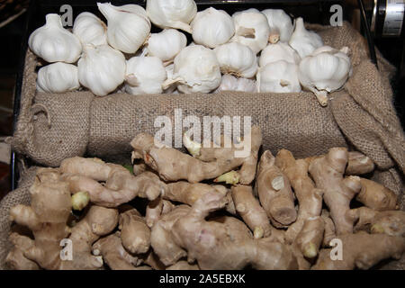 Knoblauch und Ingwer auf Verkauf im Shop ohne Verpackung, null Kunststoff Händler, Kunststoff free shopping, 2019 Stockfoto