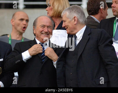 FIFA Stadion Frankfurt Deutschland, 15.06.2005, Fussball: FIFA Confederations Cup Eröffnungsspiel, Deutschland (GER, Weiß) vs Australien (AUS, Gelb) 4:3; FIFA-Präsident Joseph "Sepp" Blatter (SUI, links) und der deutsche Innenminister Otto Schily Stockfoto