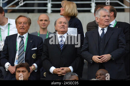 FIFA Stadion Frankfurt Deutschland, 15.06.2005, Fussball: FIFA Confederations Cup Eröffnungsspiel, Deutschland (GER, Weiß) vs Australien (AUS, Gelb) 4:3; Gerhard Mayer-Vorfelder (GER) Präsident des Deutschen Fußball-Bundes (DFB Deutscher Fussball-Bund (links), FIFA-Präsident Joseph "Sepp" Blatter (SUI,) und der deutsche Innenminister Otto Schily Stockfoto