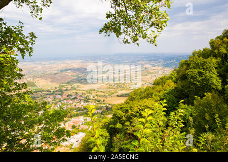 San Marino. Bäume Rahmen auf das grüne Tal. Wunderschöne Aussicht auf das grüne Tal. Italien. Stockfoto