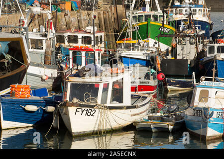 Fischerboote in den inneren Hafen von Brixham. Brixham ist die Heimat einer großen Fischereiflotte und Fischmarkt. Devon England UK GB Stockfoto