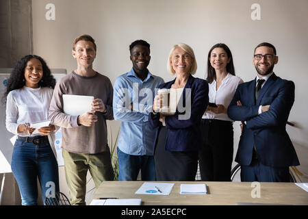 Gerne zuversichtlich diverse Geschäftsleute stehen zusammen im Büro, Team portrait Stockfoto