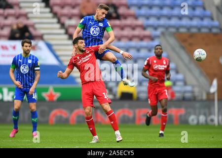 Wigan, Großbritannien. Okt, 2019 20. Josh Windass (10) von Wigan Athletic beats Rafa Mir (14) von Nottingham Forest, den Ball in den Himmel Wette Championship Match zwischen Wigan Athletic und Nottingham Forest bei der DW Stadium, Wigan am Sonntag, den 20. Oktober 2019. (Credit: Jon Hobley | MI Nachrichten) das Fotografieren dürfen nur für Zeitung und/oder Zeitschrift redaktionelle Zwecke verwendet werden, eine Lizenz für die gewerbliche Nutzung Kreditkarte erforderlich: MI Nachrichten & Sport/Alamy leben Nachrichten Stockfoto