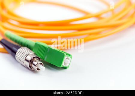 Lwl-Kabel einen Stecker auf weißem Hintergrund Stockfoto