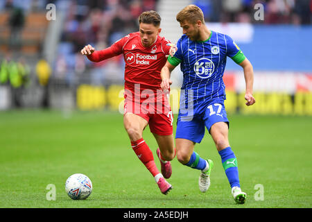 Wigan, Großbritannien. Okt, 2019 20. Matty Cash (11) von Nottingham Forest Schlachten mit Michael Jacobs (17.) Wigan Athletic während der Sky Bet Championship Match zwischen Wigan Athletic und Nottingham Forest bei der DW Stadium, Wigan am Sonntag, den 20. Oktober 2019. (Credit: Jon Hobley | MI Nachrichten) das Fotografieren dürfen nur für Zeitung und/oder Zeitschrift redaktionelle Zwecke verwendet werden, eine Lizenz für die gewerbliche Nutzung Kreditkarte erforderlich: MI Nachrichten & Sport/Alamy leben Nachrichten Stockfoto