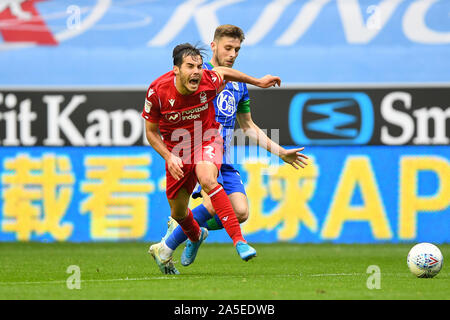 Wigan, Großbritannien. Okt, 2019 20. Joe Williams (20.) Wigan Athletic Fänge Yuri Ribeiro (2) von Nottingham Forest während der Sky Bet Championship Match zwischen Wigan Athletic und Nottingham Forest bei der DW Stadium, Wigan am Sonntag, den 20. Oktober 2019. (Credit: Jon Hobley | MI Nachrichten) das Fotografieren dürfen nur für Zeitung und/oder Zeitschrift redaktionelle Zwecke verwendet werden, eine Lizenz für die gewerbliche Nutzung Kreditkarte erforderlich: MI Nachrichten & Sport/Alamy leben Nachrichten Stockfoto