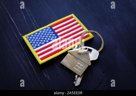 Amerikanische Flagge und den Schlüssel von zu Hause aus. VA Darlehen refinanzieren Konzept zu optimieren. Stockfoto