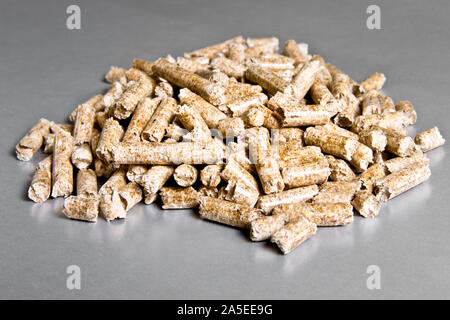 Holzpellets auf silbernem Hintergrund. Toiletten für Haustiere. Biokraftstoffe. Die Katzenstreu Stockfoto