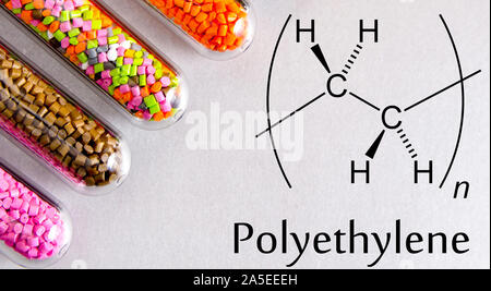 Granulat der Polyethylen, chemische Formel. Kunststoffgranulat und Regelung der chemischen Struktur. Farbige Kunststoffgranulat. Stockfoto