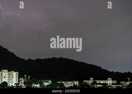 Der Sturm Blitzeinschläge in Berge bei einem Gewitter in der Nacht. Schöne dramatische Aussicht Stockfoto