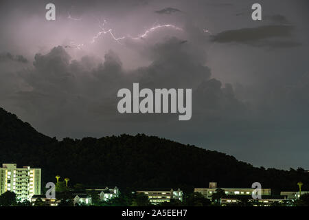 Der Sturm Blitzeinschläge in Berge bei einem Gewitter in der Nacht. Schöne dramatische Aussicht Stockfoto