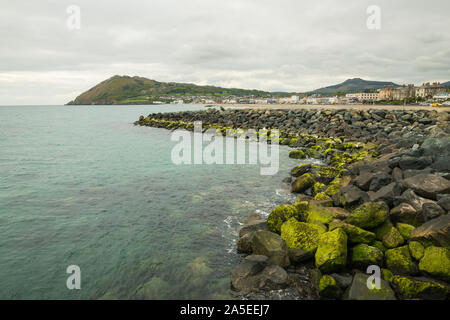 Blick auf die wellenbrecher in Irland Stockfoto