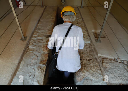 Tunnel des Eupalinos in den Hügeln oberhalb der Stadt Pythagorion auf der griechischen Insel Samos. Stockfoto