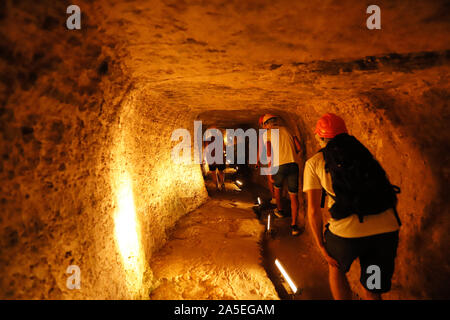 Tunnel des Eupalinos in den Hügeln oberhalb der Stadt Pythagorion auf der griechischen Insel Samos. Stockfoto