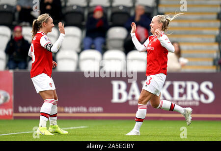 Von Arsenal Frauen Beth Mead (rechts) feiert riefen ihren dritten Ziel des Spiels mit mannschaftskamerad Jordanien Nobby (links) Während der Frauen Continental Cup Gruppe B spiel Wiese Park, Borehamwood. Stockfoto