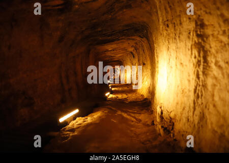 Tunnel des Eupalinos in den Hügeln oberhalb der Stadt Pythagorion auf der griechischen Insel Samos. Stockfoto