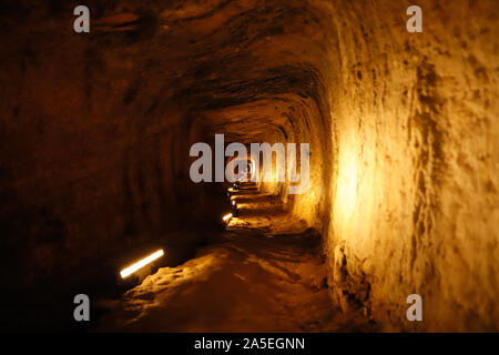 Tunnel des Eupalinos in den Hügeln oberhalb der Stadt Pythagorion auf der griechischen Insel Samos. Stockfoto