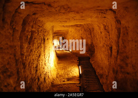 Tunnel des Eupalinos in den Hügeln oberhalb der Stadt Pythagorion auf der griechischen Insel Samos. Stockfoto