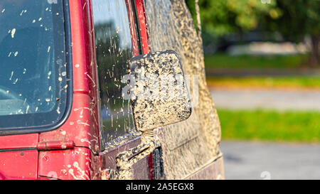 Ein Fahrzeug in der Lage, Off-Road-Fahren ist in verkrusteten Schlamm aus einem Antrieb durch Feldwege abgedeckt. Stockfoto