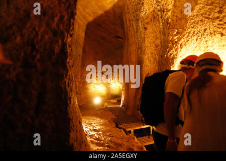 Tunnel des Eupalinos in den Hügeln oberhalb der Stadt Pythagorion auf der griechischen Insel Samos. Stockfoto