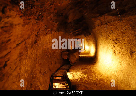 Tunnel des Eupalinos in den Hügeln oberhalb der Stadt Pythagorion auf der griechischen Insel Samos. Stockfoto