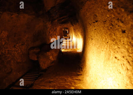 Tunnel des Eupalinos in den Hügeln oberhalb der Stadt Pythagorion auf der griechischen Insel Samos. Stockfoto