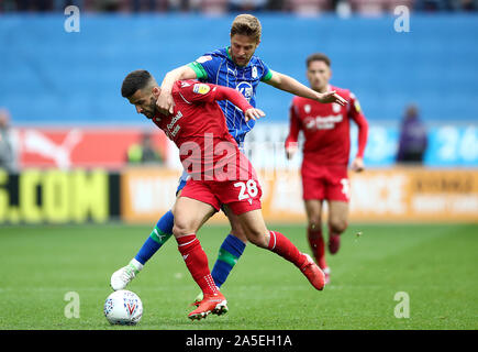 Von Wigan Athletic Michael Jacobs (links) und Nottingham Forest Tiago Silva Kampf um den Ball in den Himmel Wette Championship match bei der DW Stadium, Wigan. Stockfoto