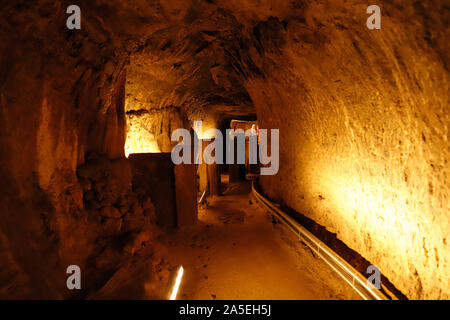 Tunnel des Eupalinos in den Hügeln oberhalb der Stadt Pythagorion auf der griechischen Insel Samos. Stockfoto