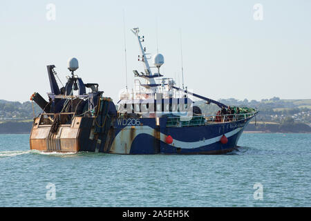 Ein Fischerboot aus Brixham Port im Herbst. Brixham ist Heimat für eine große Anzahl von Fischereifahrzeugen und einen Fischmarkt. Devon England UK GB Stockfoto