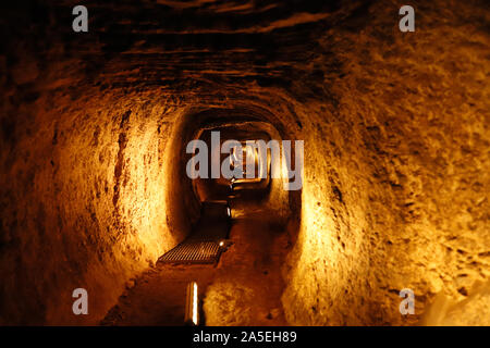 Tunnel des Eupalinos in den Hügeln oberhalb der Stadt Pythagorion auf der griechischen Insel Samos. Stockfoto