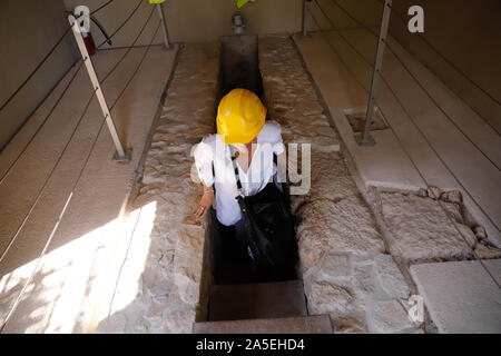 Tunnel des Eupalinos in den Hügeln oberhalb der Stadt Pythagorion auf der griechischen Insel Samos. Stockfoto