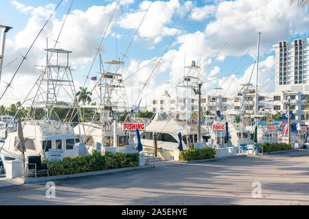 Fort Lauderdale, Florida, USA - 20. September 2019: Angeln Boote zum Mieten in Fort Lauderdale Marina, USA Stockfoto